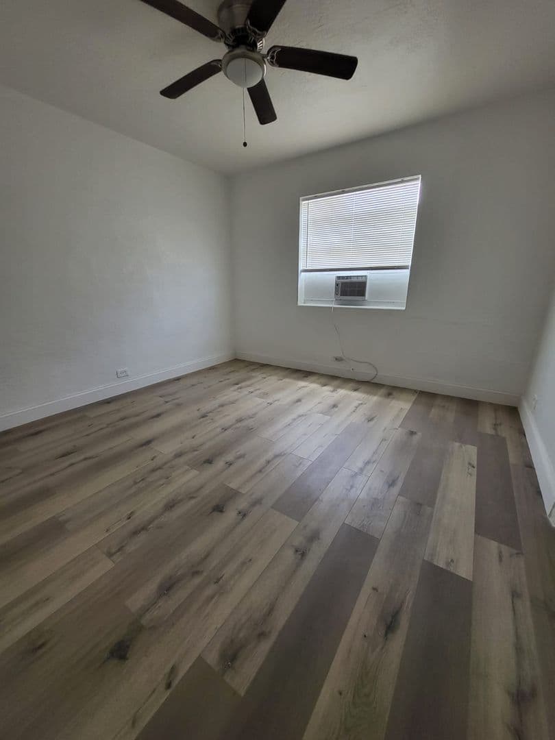 Hollywood Apartment: 1903 Thomas St