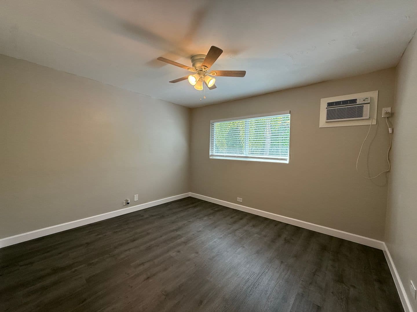 Riviera Beach Apartment: 431 W Blue Heron Blvd