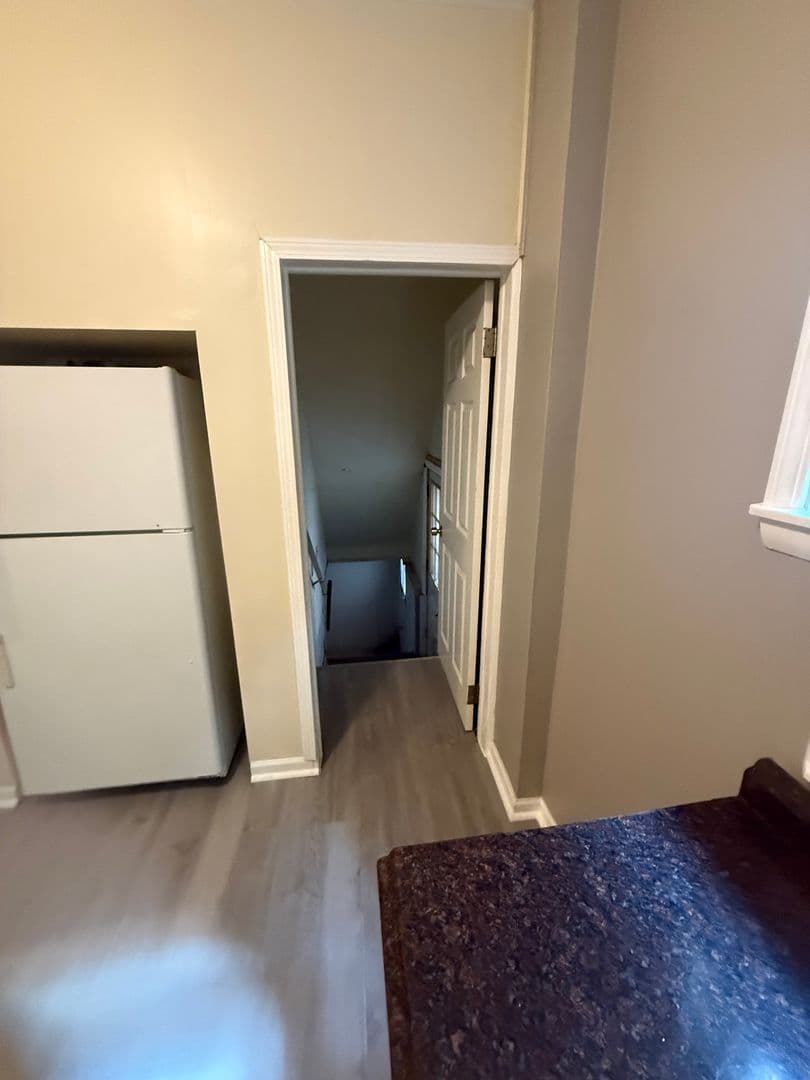 Ferndale Apartment: 145 E Bennett