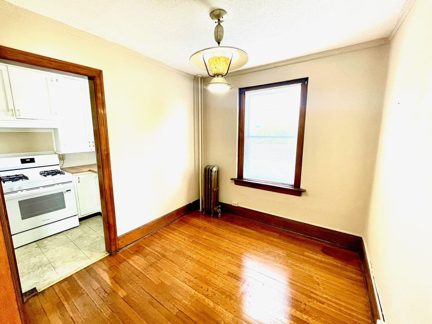 Des Moines Apartment: 527 40th St
