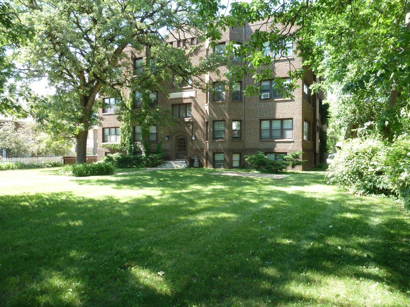 Des Moines Apartment: 4215 Grand Ave