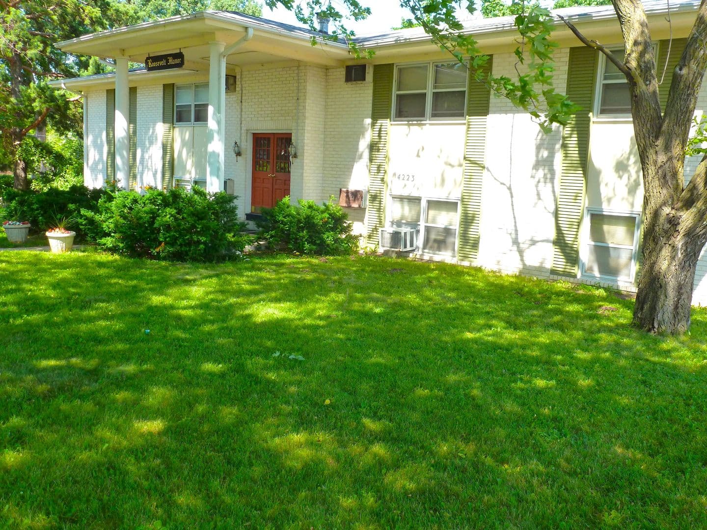 Des Moines Apartment: 4223 Chamberlain