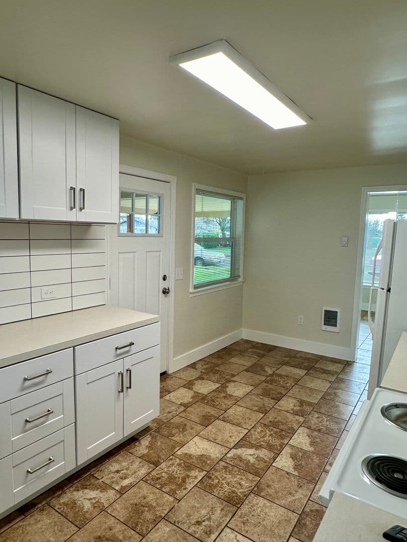 Albany Apartment: 1143/1145 12th Ave SW