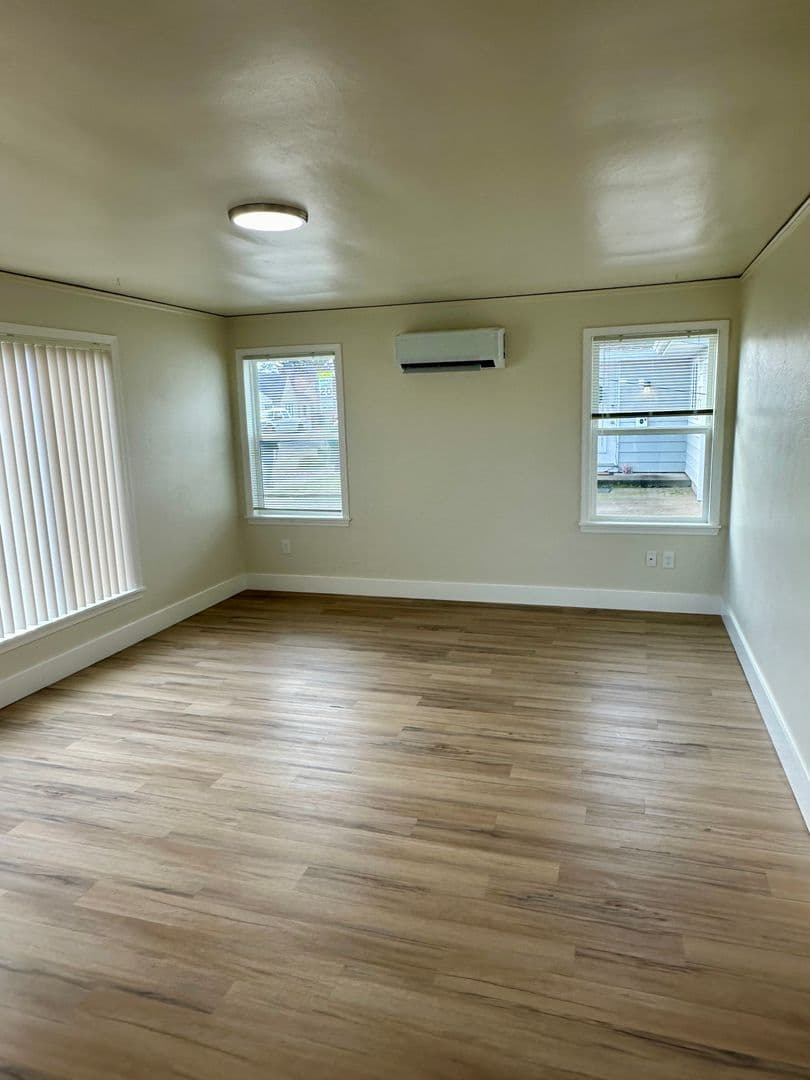 Albany Apartment: 1143/1145 12th Ave SW