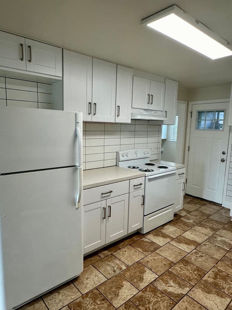 Albany Apartment: 1143/1145 12th Ave SW