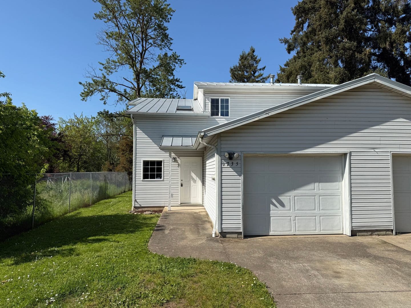Albany Apartment: 1725-1737 Front Street