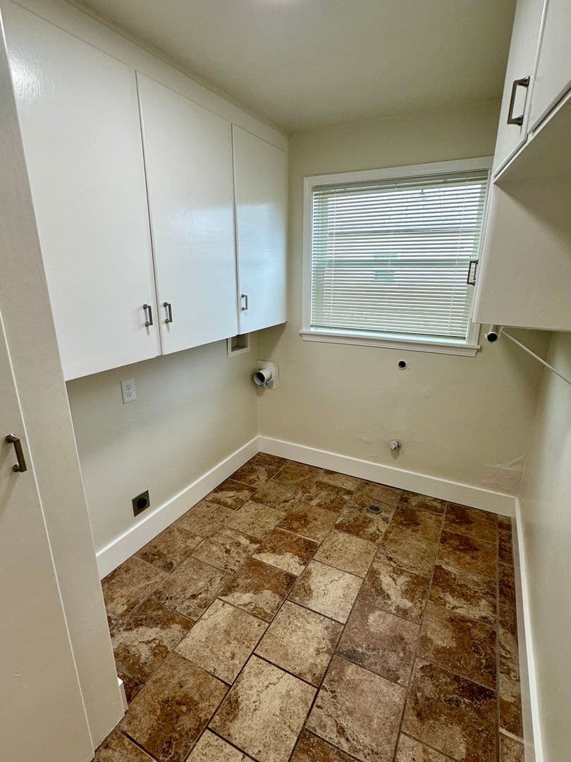 Albany Apartment: 1143/1145 12th Ave SW