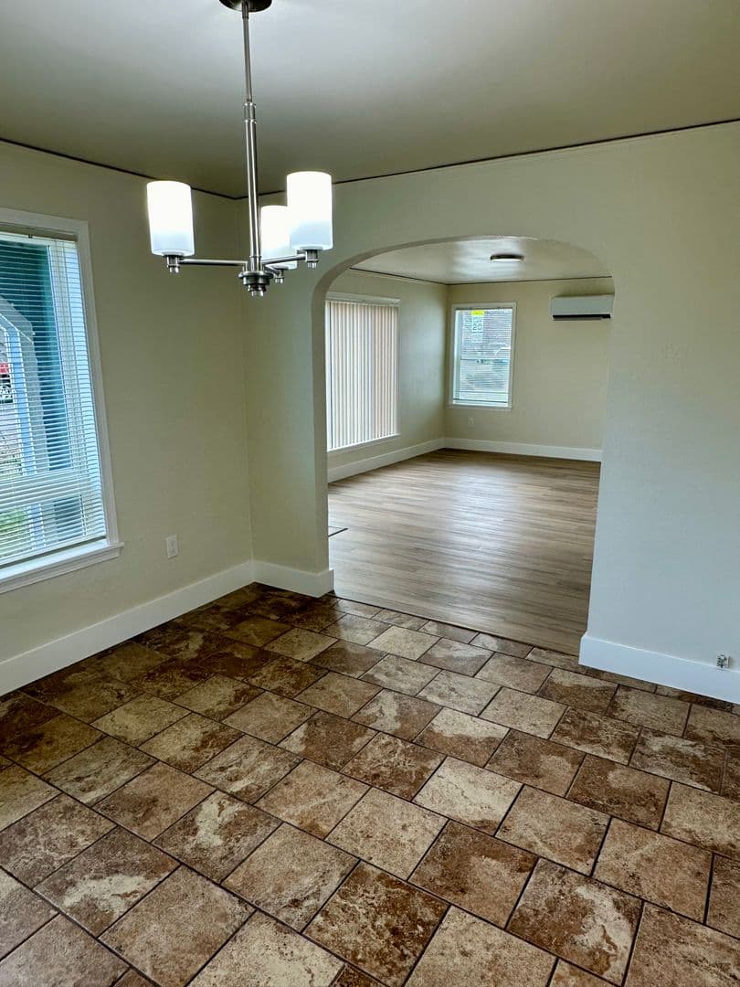 Albany Apartment: 1143/1145 12th Ave SW