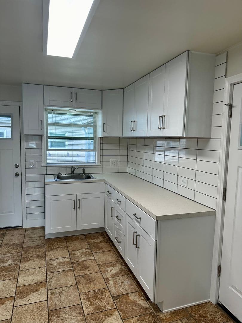 Albany Apartment: 1143/1145 12th Ave SW