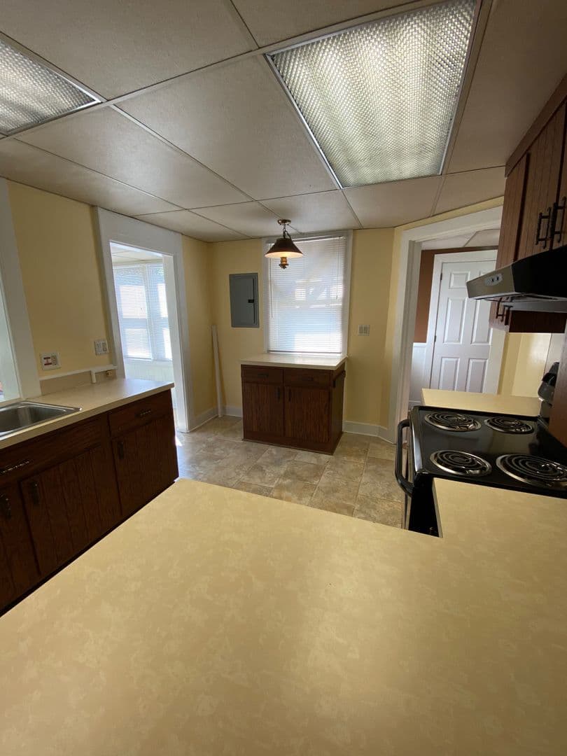 Lebanon House: 544 S 9th St #8