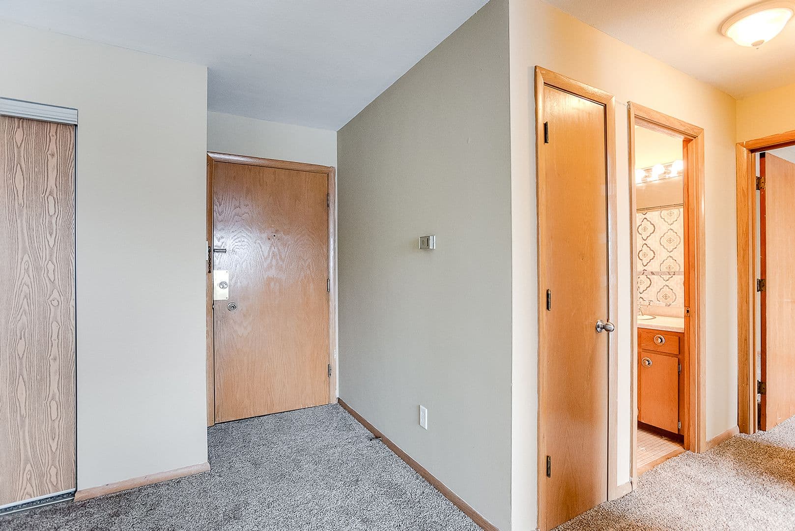 St. Paul Apartment: 2441 Youngman Ave