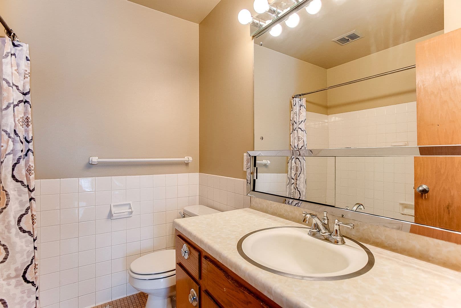St. Paul Apartment: 2441 Youngman Ave