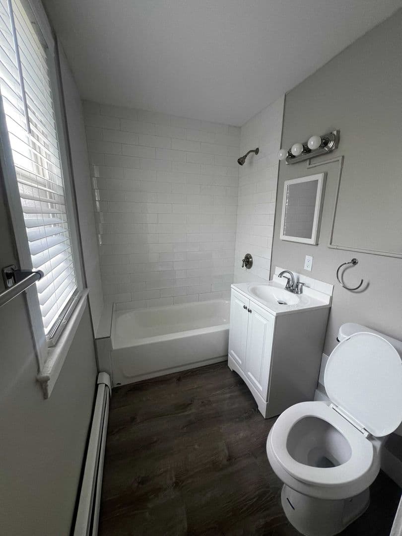 West Hartford Apartment: 843 Farmington Avenue
