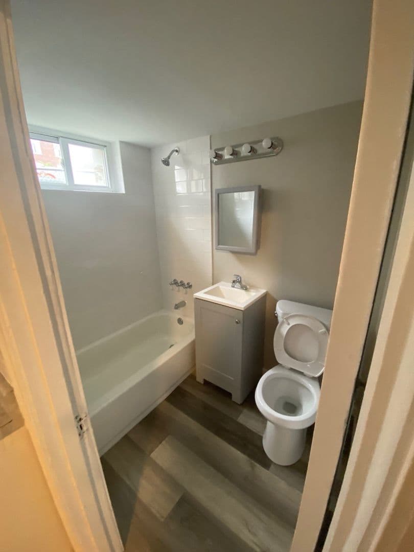 West Hartford Apartment: 843 Farmington Avenue