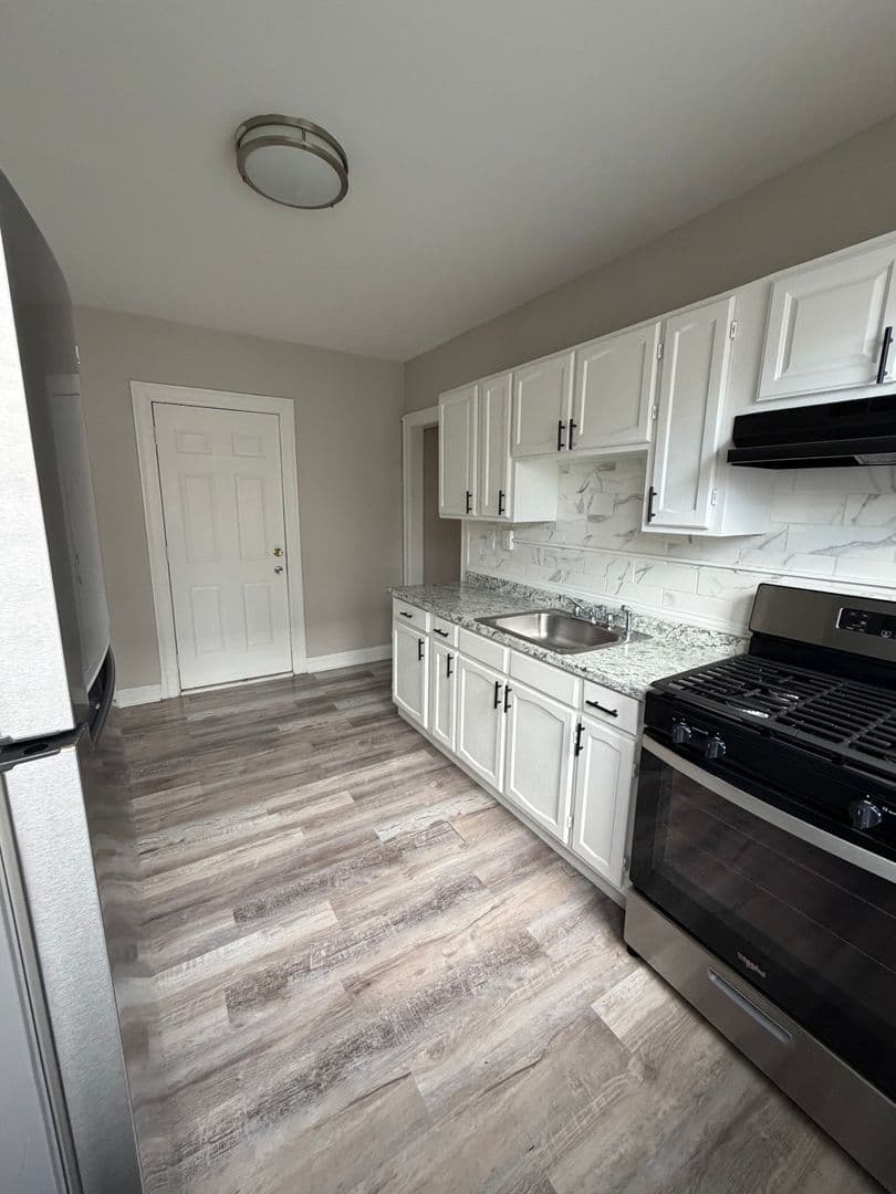 West Hartford Apartment: 843 Farmington Avenue