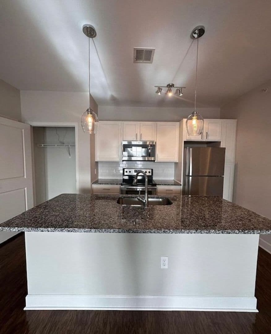 Old Saybrook Apartment: 7 N Main St