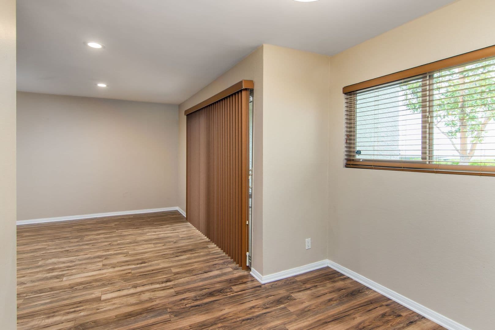 Calabasas Apartment: 23679 Park Capri #13
