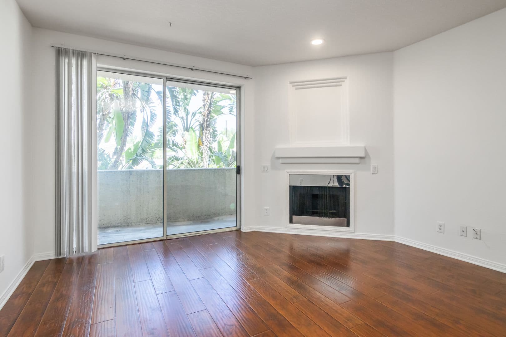 Granada Hills House: 16940 Chatsworth St #106