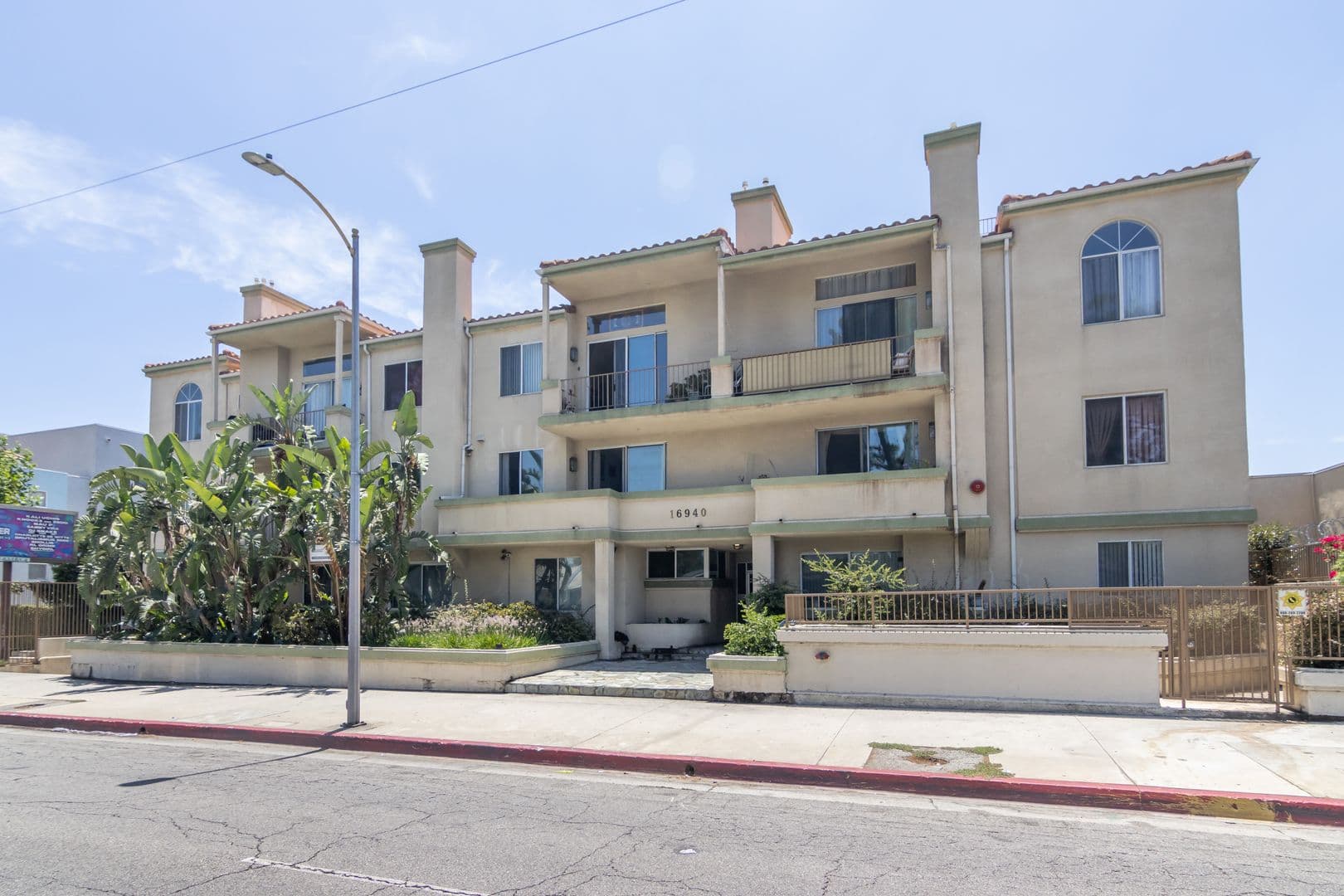 Granada Hills House: 16940 Chatsworth St #106