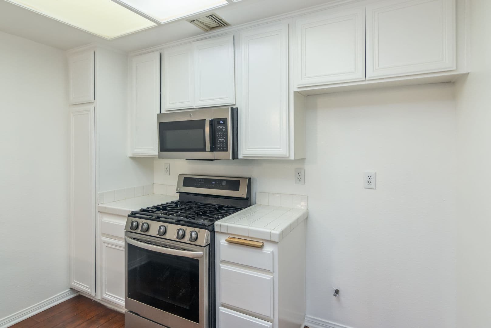 Granada Hills House: 16940 Chatsworth St #106