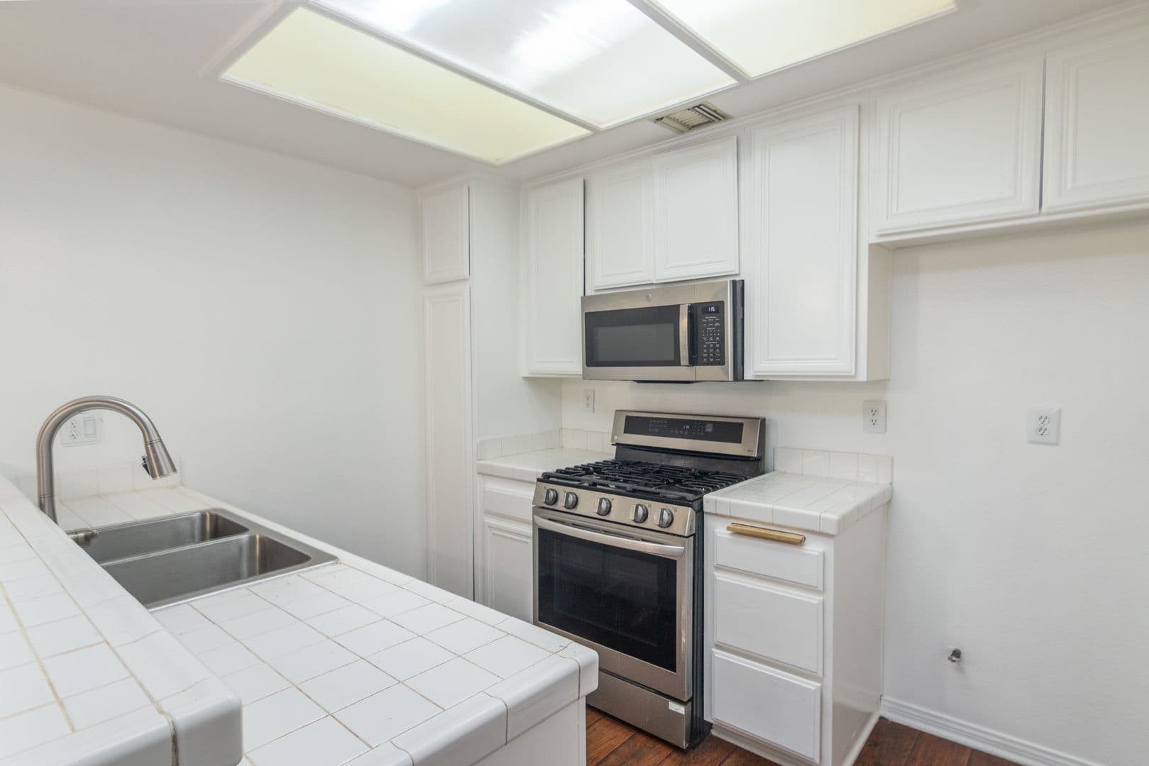Granada Hills House: 16940 Chatsworth St #106