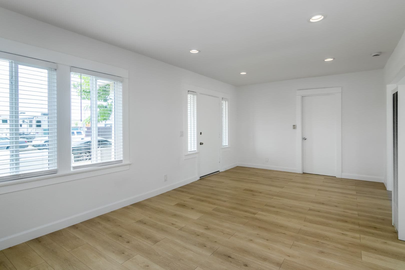 Ventura Apartment: 2936-2966 Sherwin Ave