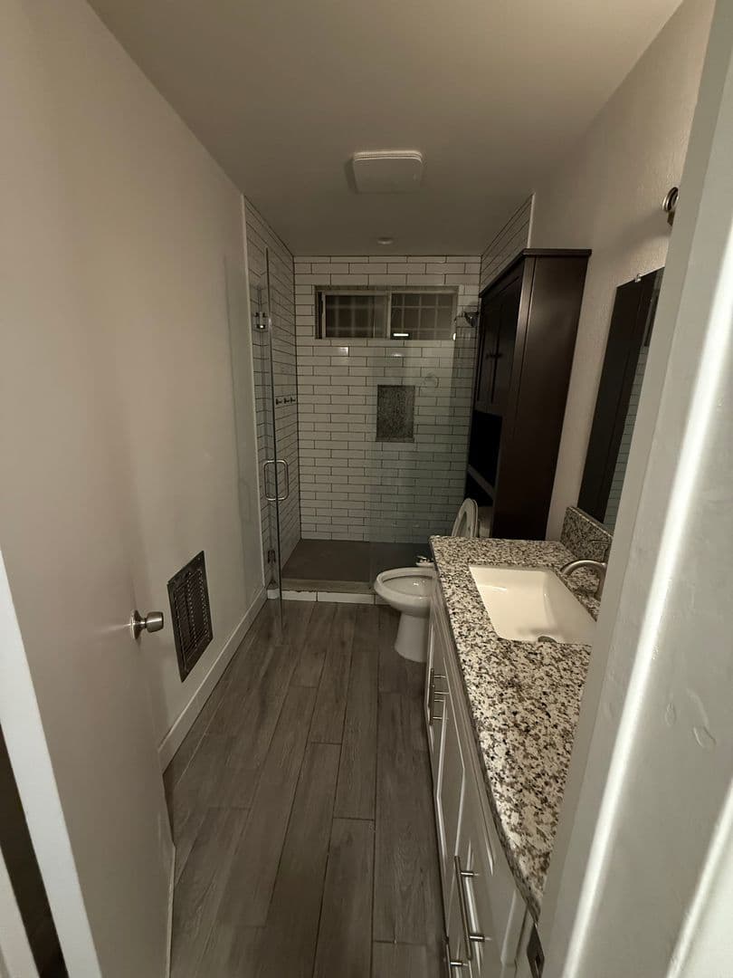 Hawthorne Apartment: 4086 W 142nd