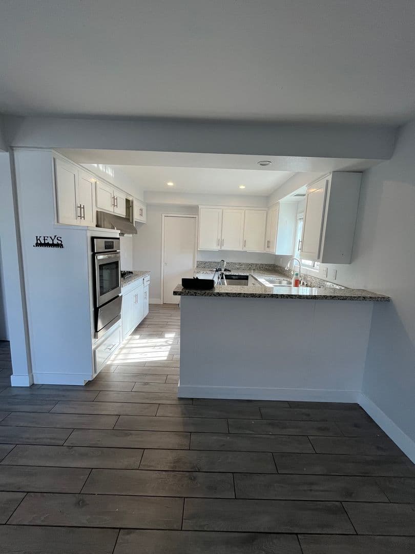 Hawthorne Apartment: 4086 W 142nd