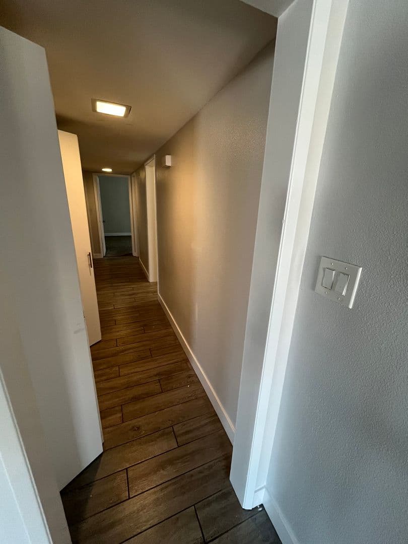 Hawthorne Apartment: 4086 W 142nd