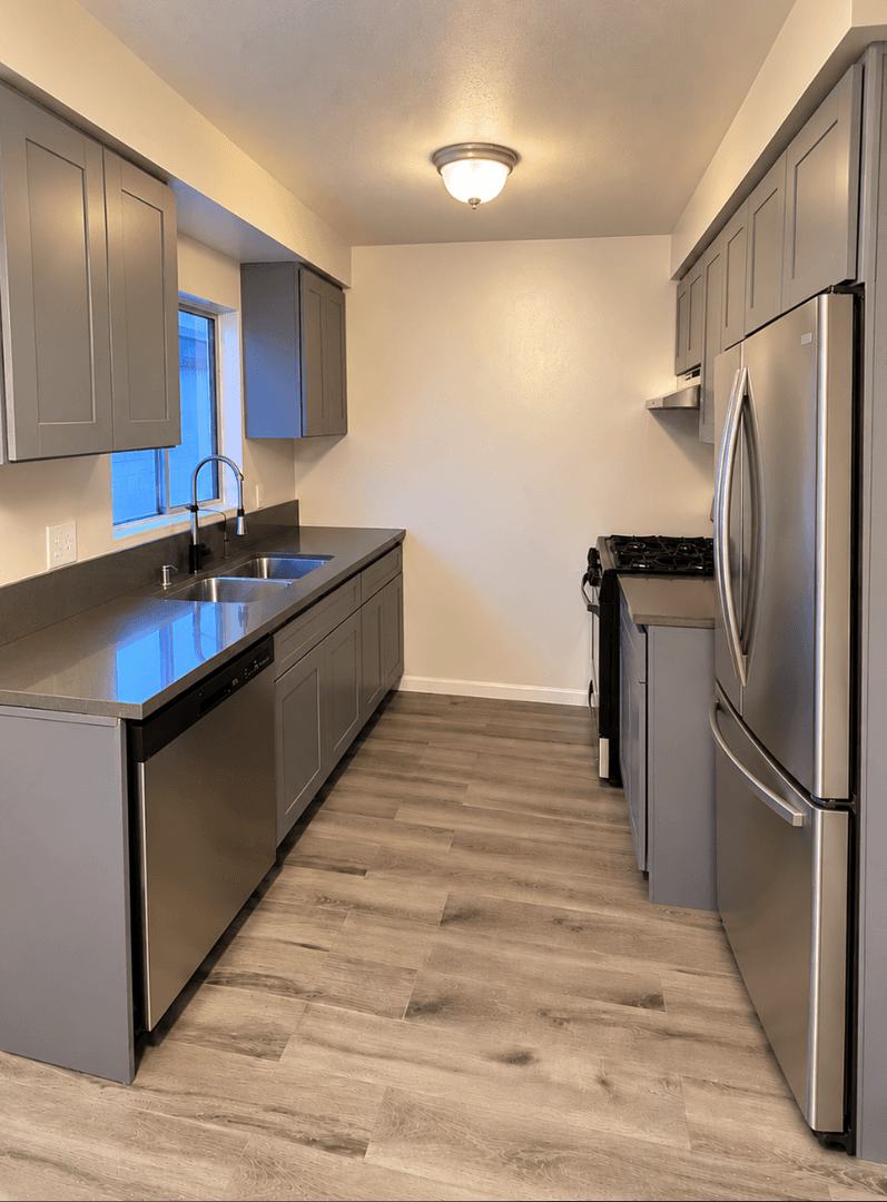 Hawthorne Apartment: 13520 Lemoli Ave