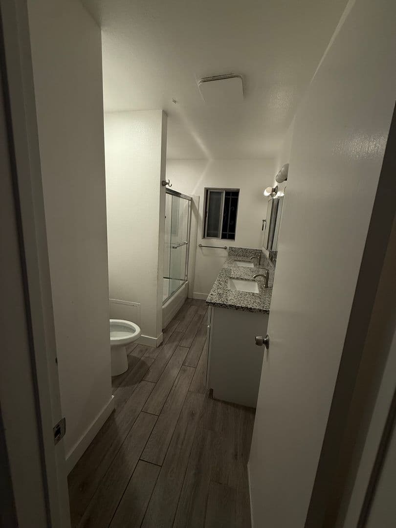 Hawthorne Apartment: 4086 W 142nd