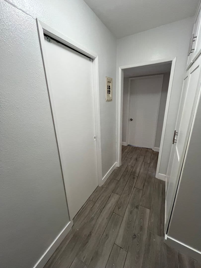 Hawthorne Apartment: 4086 W 142nd