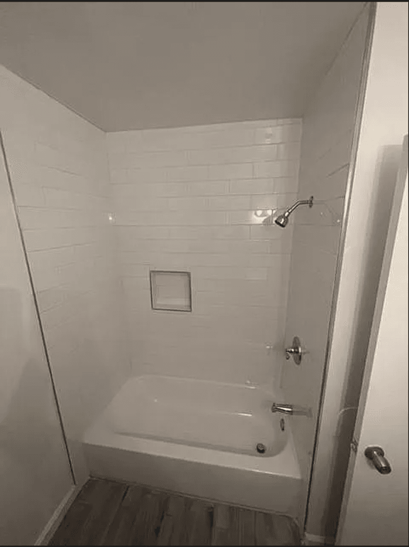 Hawthorne Apartment: 13520 Lemoli Ave