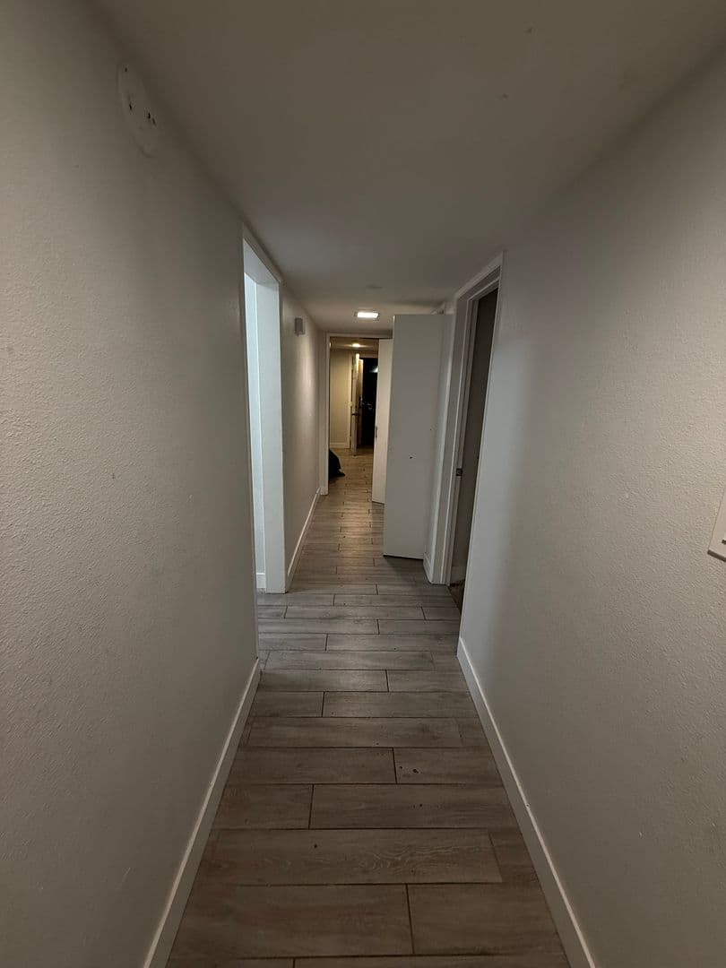 Hawthorne Apartment: 4086 W 142nd