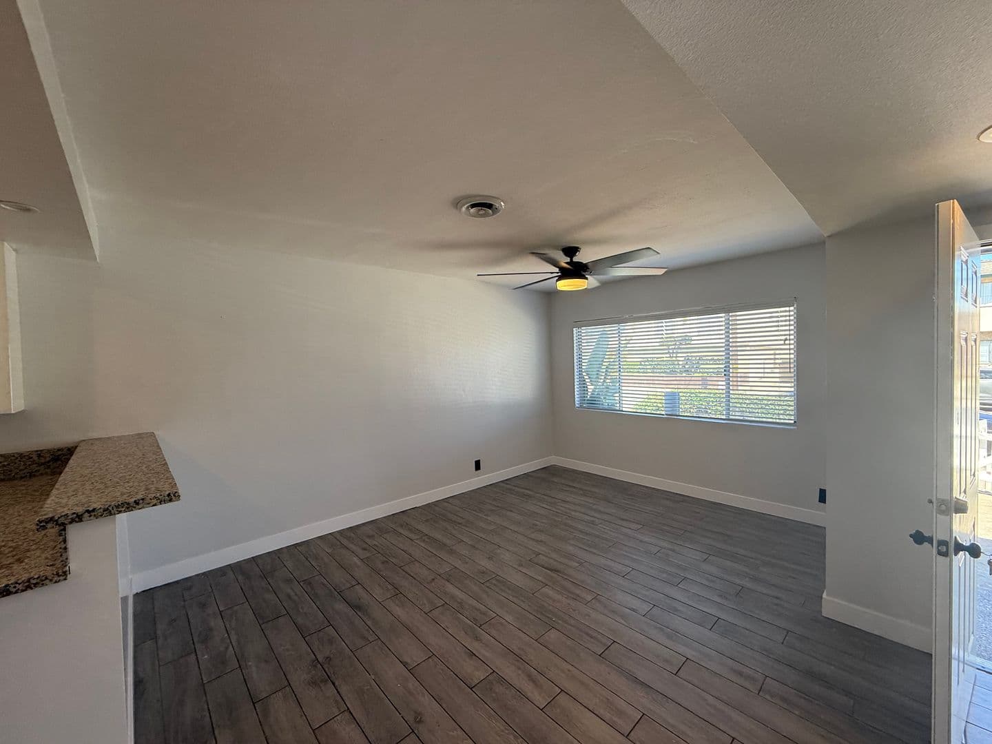 Hawthorne Apartment: 4086 W 142nd