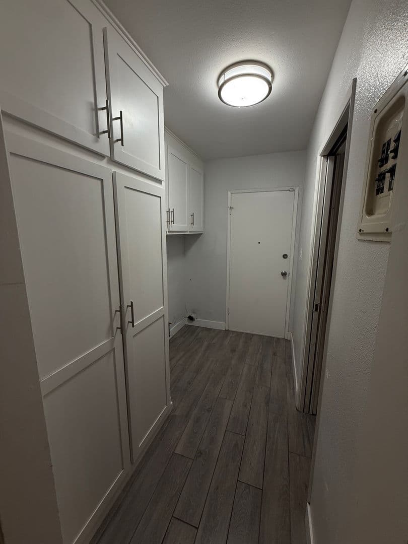 Hawthorne Apartment: 4086 W 142nd