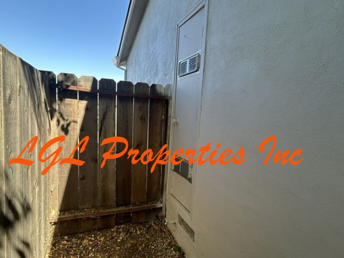 Sacramento House: 1560 Anoka Ave