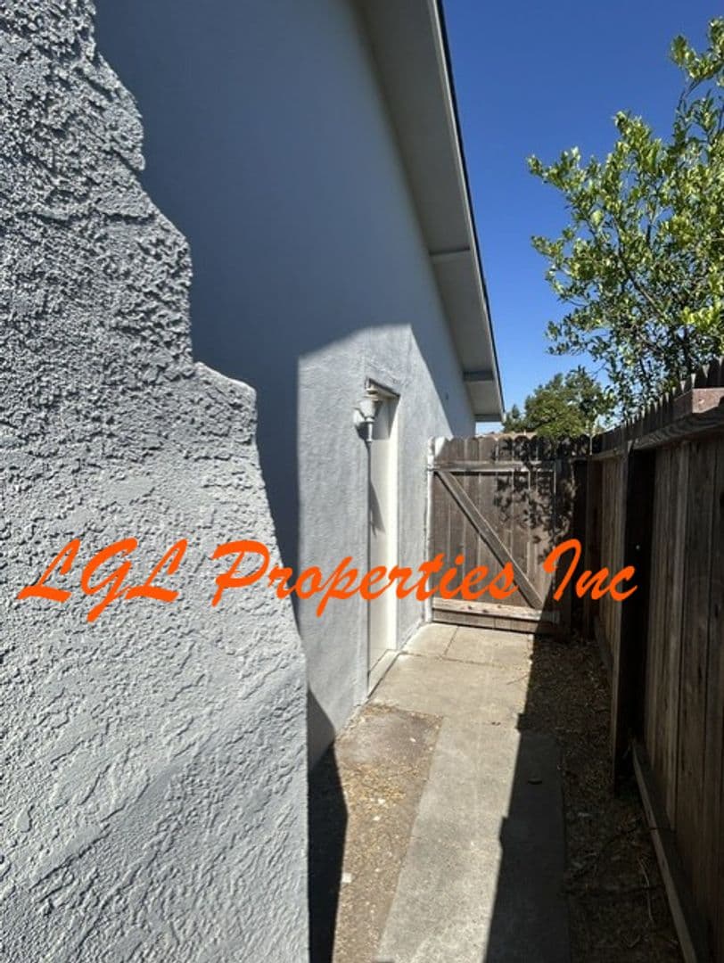Sacramento House: 1560 Anoka Ave