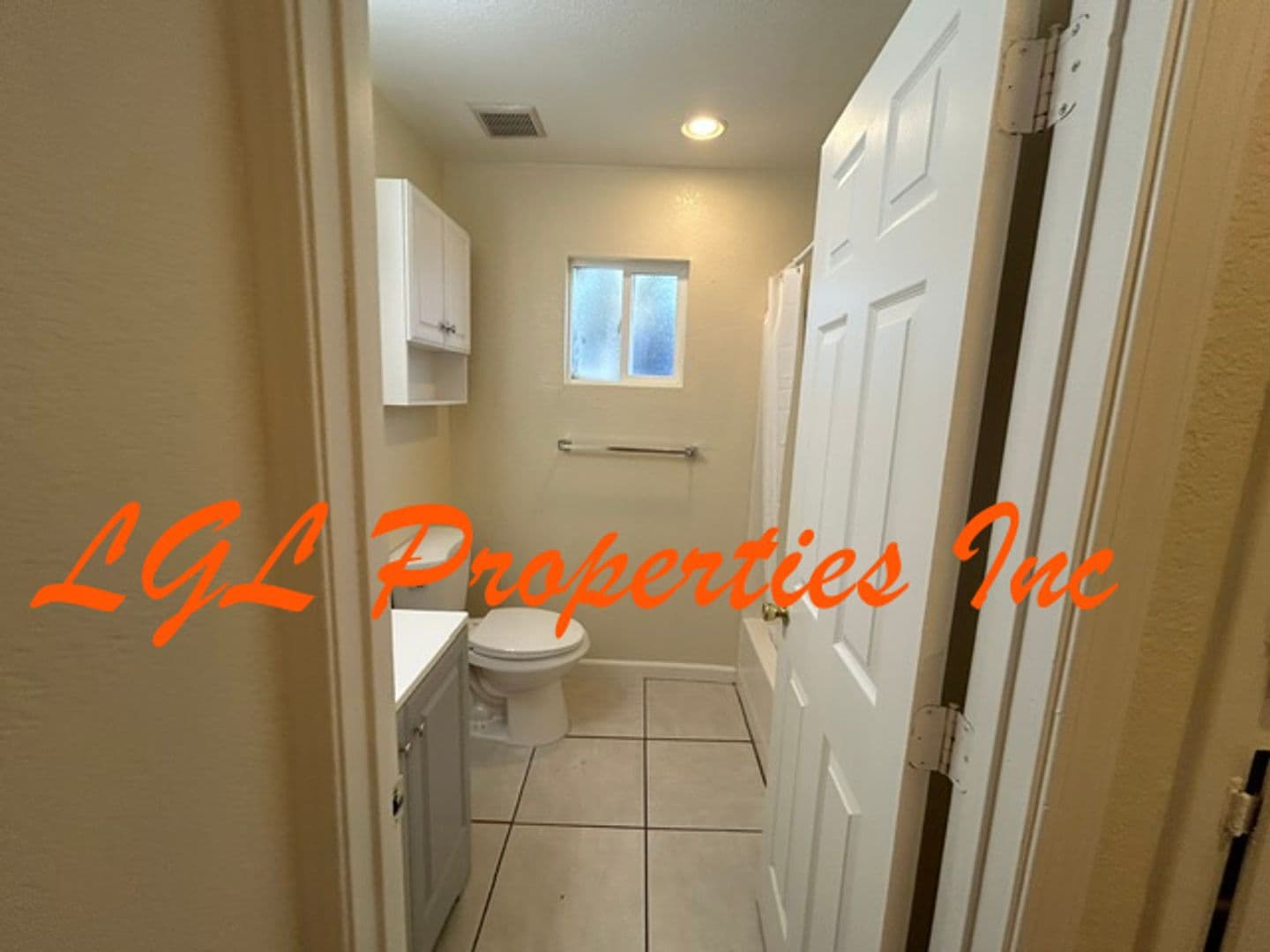 Sacramento House: 1560 Anoka Ave