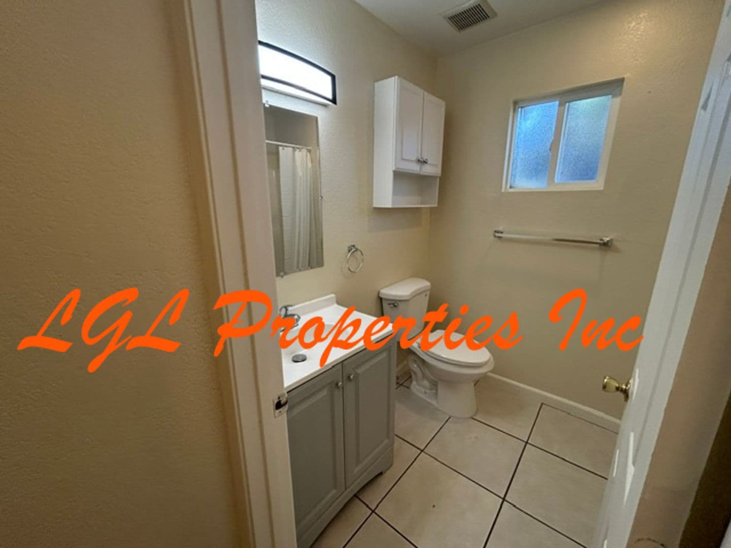 Sacramento House: 1560 Anoka Ave