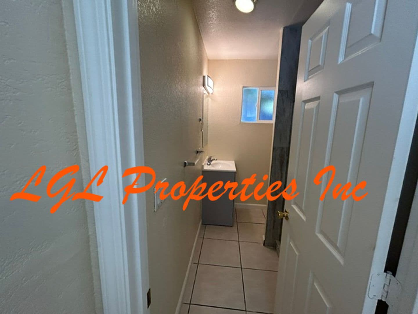 Sacramento House: 1560 Anoka Ave