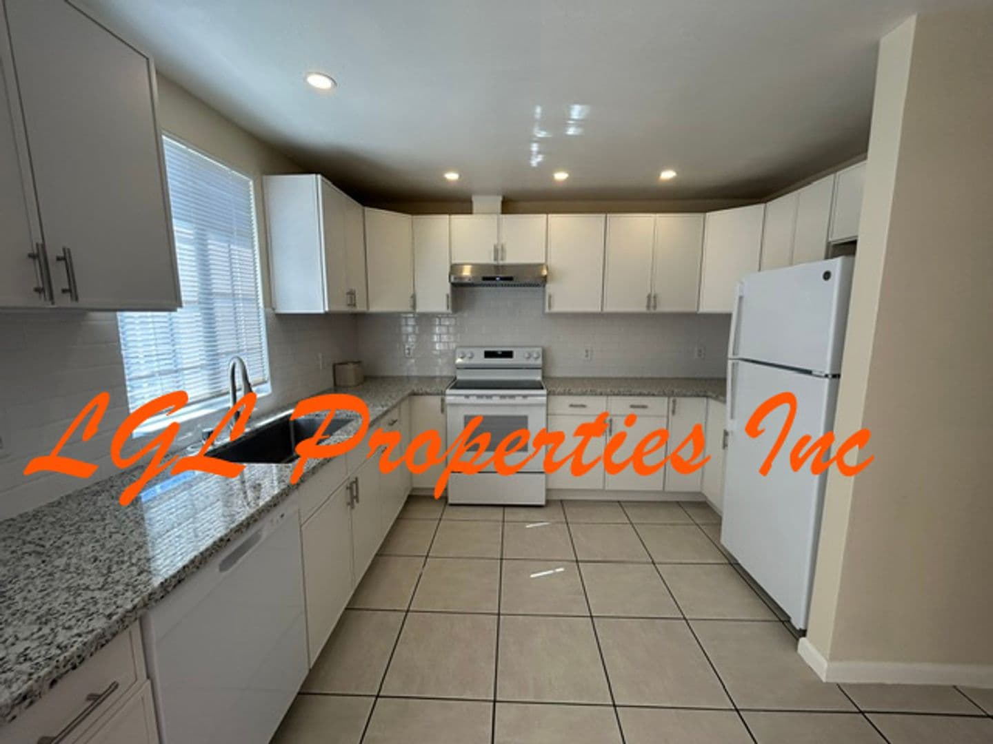 Sacramento House: 1560 Anoka Ave