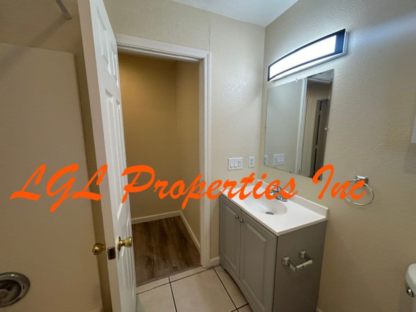 Sacramento House: 1560 Anoka Ave