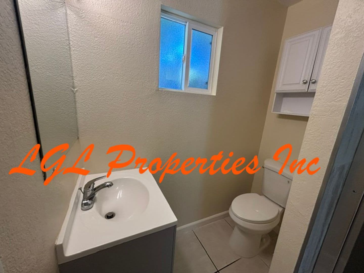 Sacramento House: 1560 Anoka Ave