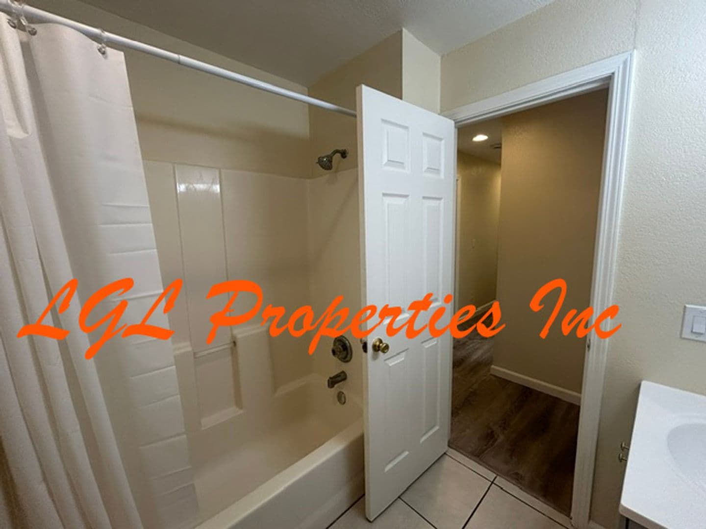Sacramento House: 1560 Anoka Ave