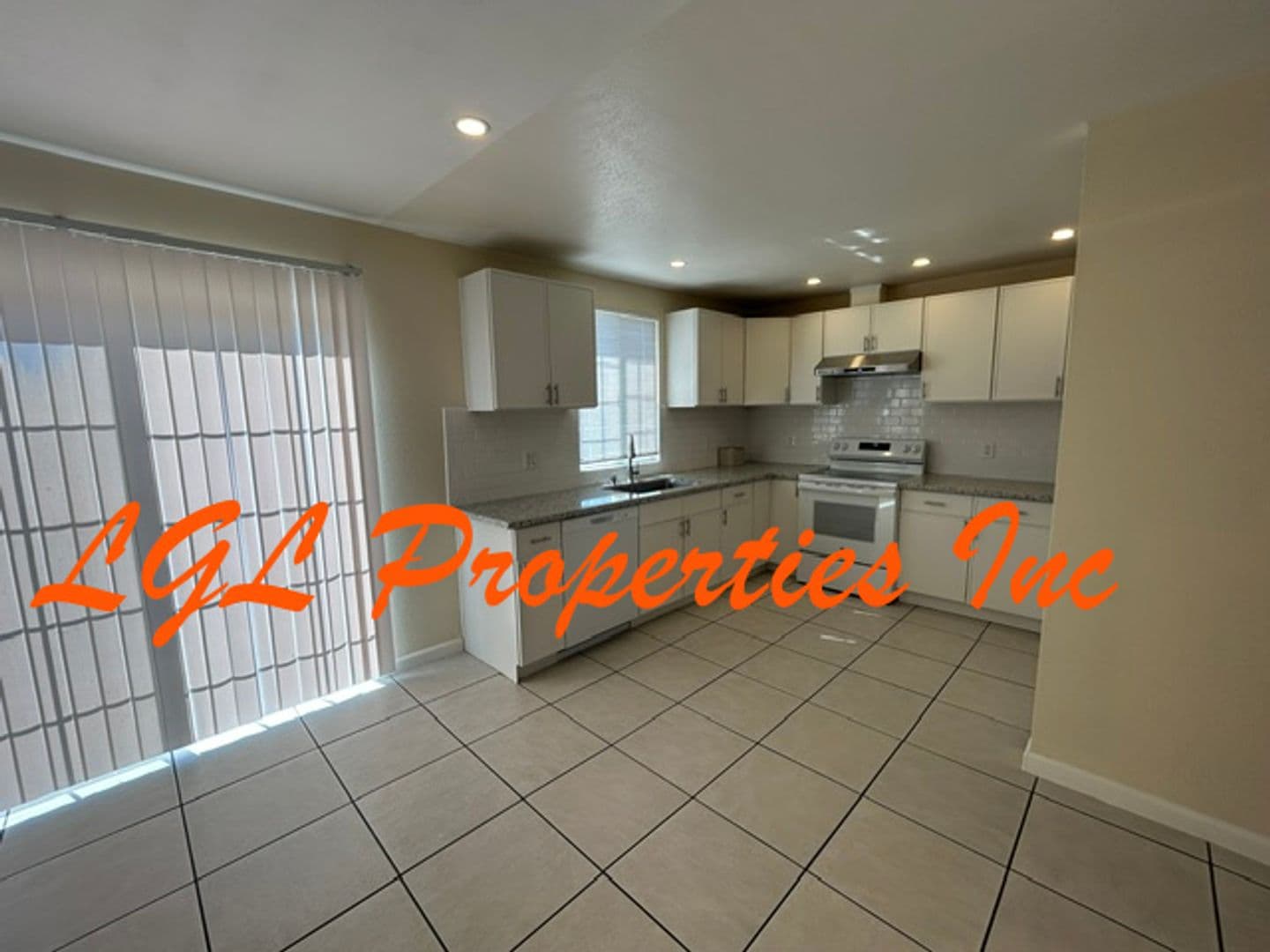 Sacramento House: 1560 Anoka Ave