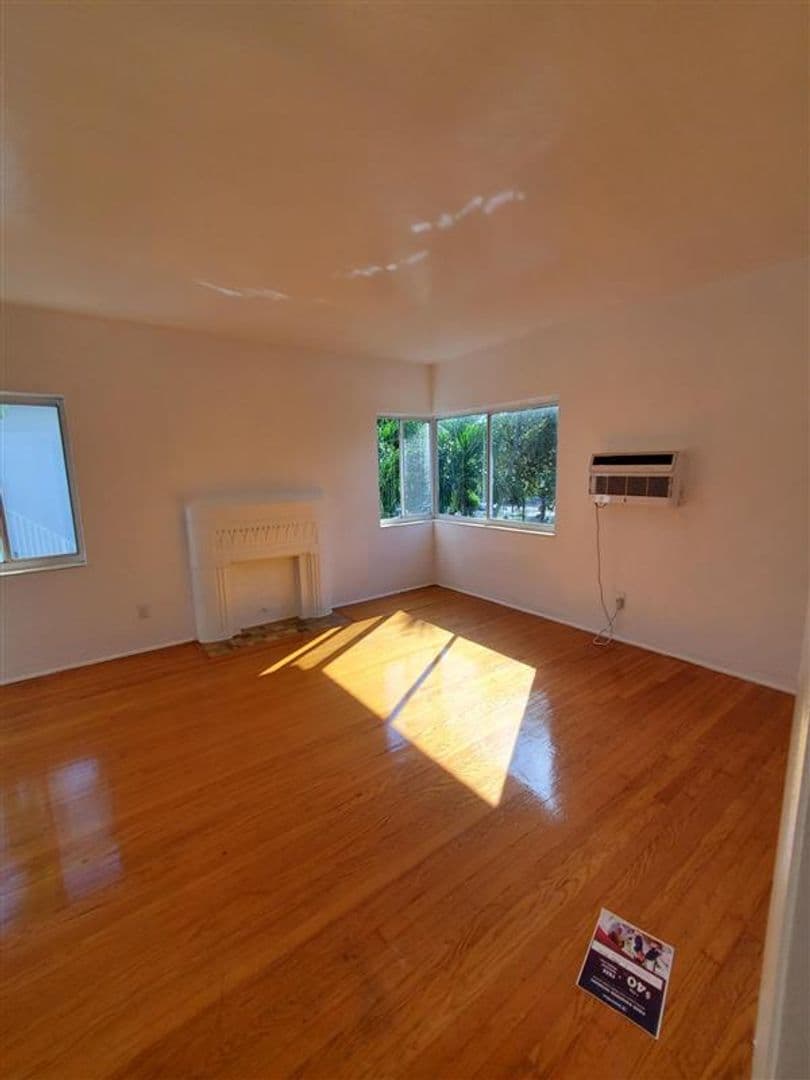 Miami Beach Apartment: 965-975 Biarritz Drive