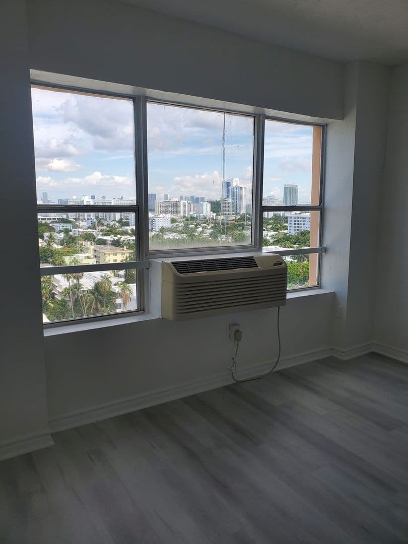 Miami Beach Apartment: 800 Washington Ave