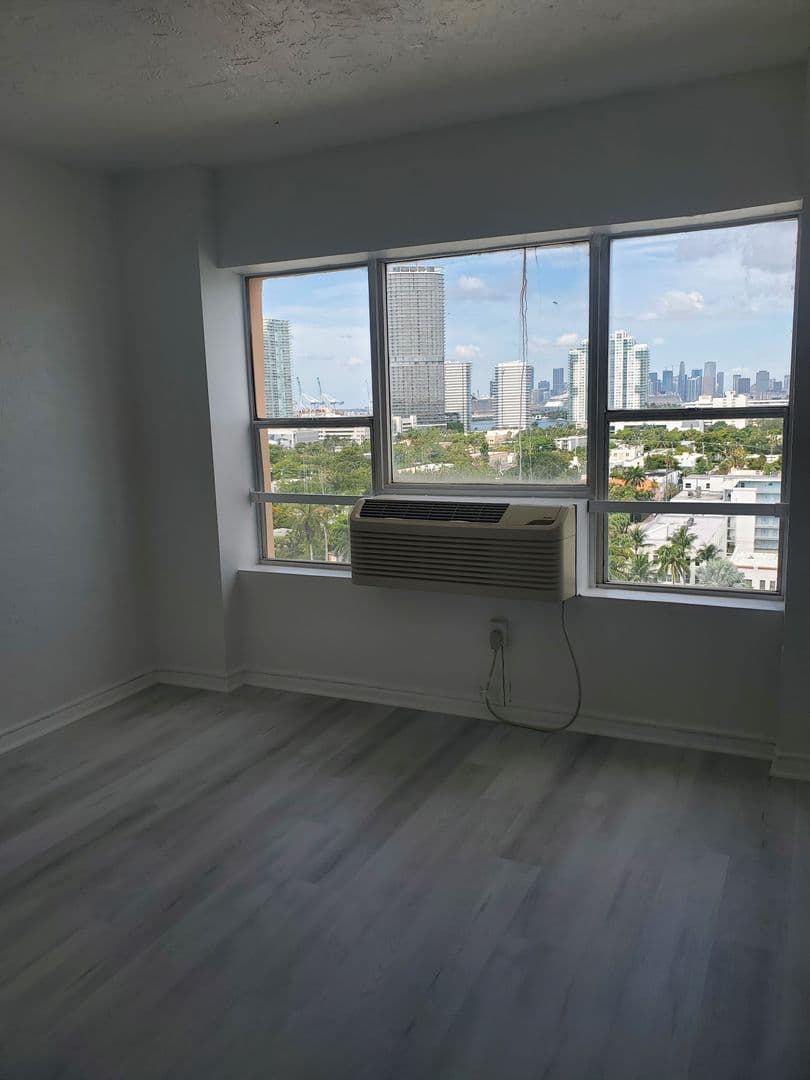 Miami Beach Apartment: 800 Washington Ave