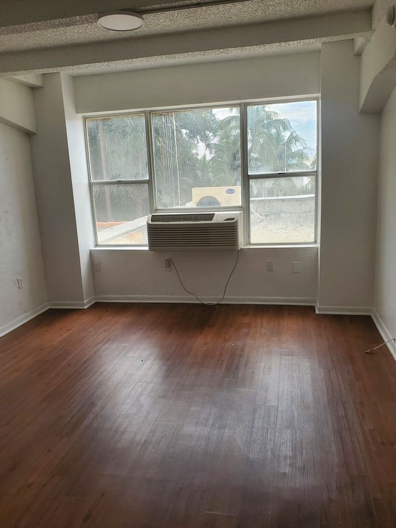 Miami Beach Apartment: 800 Washington Ave